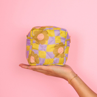 Sac de maquillage matelassé en polyester écologique, motif fleurs, en provenance de bouteilles recyclées, pochette tendance et gonflée – Grande Vente