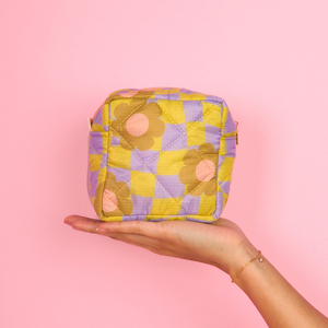 Bolsa de Maquillaje Pequeña Acolchada de Poliéster Ecológica en Oferta, Botellas de Agua Recicladas, Bolsa Moderna Acolchada con Flores - Product Image 5