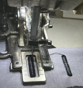 Máquina de coser industrial automática de cama plana de una aguja con ojal motorizado para mochilas, vaqueros y parte superior de calzado - Product Image 4