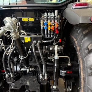 Tractor de Ruedas 4x4 Negro con Sistema Hidráulico de Transmisión por Engranajes y Arranque Eléctrico para Uso Agrícola - Product Image 2
