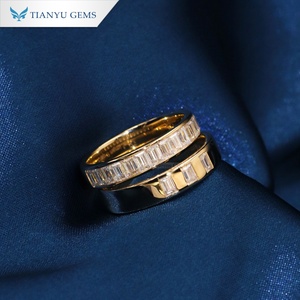 Anillo de compromiso y alianza de boda Tianyu Gems con moissanita de corte rectangular personalizado y engaste de bisel en oro amarillo de 14K - Product Image 3