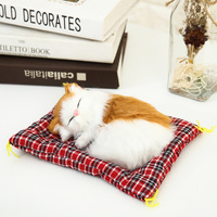 Jouet interactif en peluche pour chat - Appuyez sur le ventre pour un son de miau réaliste, chaton doux endormi sur un tapis, cadeau d'animal en peluche mignon