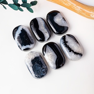 Pierre de paume en agate noire CRYSTAL HOLA Bohemia, 1 pièce, pierres de paume en agate sculptées à la main pour la méditation et la guérison Reiki - Product Image 2