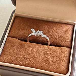 Anello Classico di Lusso Placcato Oro 18K con Diamanti Intrecciati e Micro Zirconi per Feste e Fidanzamenti - Product Image 4