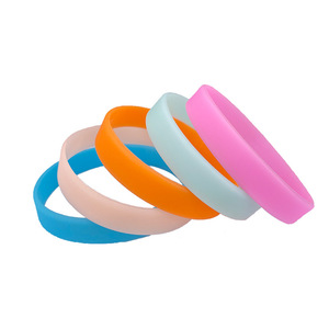 Pulseras <span class=keywords><strong>de</strong></span> Silicona Simples al por Mayor <span class=keywords><strong>para</strong></span> Hombres y Mujeres, sin Texto, con Abertura, Temática <span class=keywords><strong>de</strong></span> Equipo, Color Sólido, Decoraciones <span class=keywords><strong>para</strong></span> Fiestas - Product Image 5
