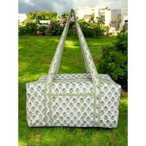 Bolsa de lona acolchada de algodón hecha a mano con interior espacioso, construcción ligera y duradera, y un elegante estampado a bloques. - Product Image 4