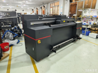Impresora Híbrida Digital UV Eco Solvente de 1.6m con 4 Cabezales I3200, Modelo 1604AX, con Banda Transportadora para Materiales Flexibles y Rígidos