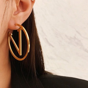 18 Karat vergoldeter Edelstahl V Anfangs ohrringe Ethnischer Stil A-Z Brief haken Hypo allergene personal isierte Initialen - Product Image 4