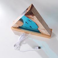 Lámpara de Noche de Resina con Forma de Triángulo Oceánico, Interruptor USB, LED Multicolor, Lámpara de Mesa Artesanal con Diseño de Tiburón Buceando