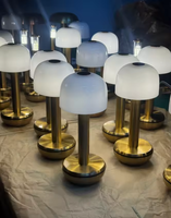 Lampe de table tactile sans fil rechargeable à LED, abat-jour blanc, finition laiton, éclairage d'ambiance portable à intensité variable pour restaurant