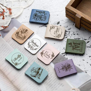 Benutzer definierte magnetische Lesezeichen Anfängliche PU-Leder-Lesezeichen Lese geschenke Kunstleder Magnetische Geld klammer Hochzeits bevorzugungen für Frauen - Product Image 1