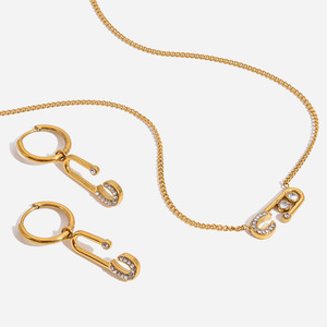 Ensemble de bijoux en forme de trombones dorées avec boucles d'oreilles et collier en strass pour un usage quotidien ou comme cadeau - Product Image 1