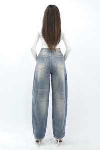 Jeans de corte holgado azul claro de cintura alta para papá 8842 que ofrecen una moda diaria relajada con un diseño de mezclilla favorecedor y atemporal - Product Image 4