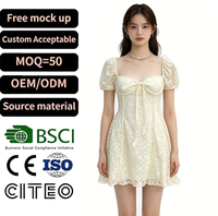 Vestido corto beige de encaje con cuello cuadrado, mangas abullonadas, lazo frontal, cintura alta y corte en A para mujer, informal, para fiesta.