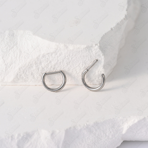 Joyería Hipoalergénica para Piercing de Nariz, Diseño en Forma de D con Segmento Articulado de Titanio G23, 1.0 mm, Blanco, Zirconia Redonda 5A con Engaste de Garra - Product Image 5