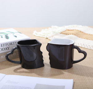 Ensemble de tasses en céramique irrégulières noires et blanches émaillées, motif cœur entrelacé pour couple, personnalisables avec logo et photo, idéal pour la Saint-Valentin et les boutiques. - Product Image 3