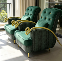 Canapé individuel vert émeraude de luxe italien avec accoudoirs serpent dorés, fauteuil d'appoint artistique haut de gamme pour salon de villa