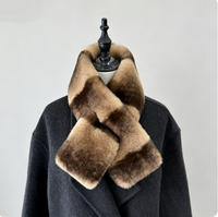 Écharpe en fausse fourrure rayée color block motif lapin, design croisé, douce et moelleuse, cache-cou pour femme adulte, idéale pour mélanger avec un manteau d'hiver