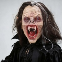 Masque de vampire en latex intégral avec crocs, bouche sanglante, visage plissé, yeux rouges, reflets blancs – Masque tendance pour Halloween et soirées cosplay