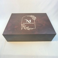 Boîte cadeau pliante magnétique noire personnalisée en carton avec finition mate et fermeture magnétique