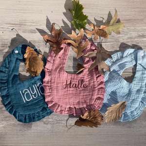 Bavoir à volants personnalisé brodé avec monogramme pour bébé fille, en coton pur, résistant aux taches - Cadeau de naissance - Product Image 1