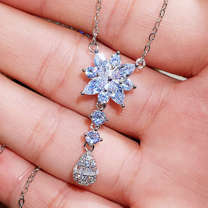 Collana con Ciondolo a Fiore in Argento con Cristalli e Strass, Catena Romantica da Donna per Uso Quotidiano, Placcata in Rodio - Product Image 1