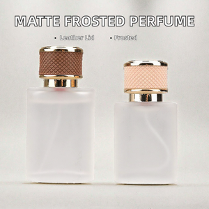 Flacon de parfum en verre sérigraphié sur mesure de luxe 30ml 50ml, carré givré avec capuchon en cuir marron doré et pulvérisateur à brume fine - Product Image 2