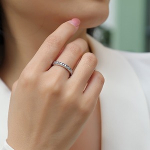 Anillo de mujer vintage de plata de ley 925 chapada en plata con moissanita de corte redondo graduado, engaste de puntas compartidas y borde de milgrain, tipo banda de eternidad - Product Image 4