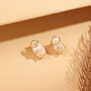 Pendientes de perlas barrocas de agua dulce con baño de oro para mujer, accesorio de joyería clásico minimalista para boda - Product Image 4