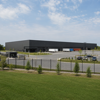 Structure en acier robuste pour entrepôt industriel, conforme aux normes AISC, atelier métallique préfabriqué résistant aux intempéries, garage de stockage