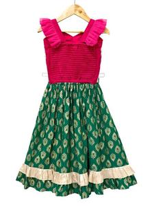 เสื้อทวิชาแบบทอผ้าไร้แขนปักลายพร้อมเลเฮนกาพิมพ์ลาย - สีชมพูและสีเขียว - Product Image 1