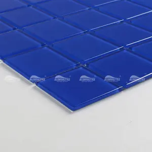 Bluwhale बाथरूम में शावर फाउंटेन स्पा सजावट 2x2 स्विमिंग वर्ग 4mm मोटाई के लिए चमकदार नीले क्रिस्टल ग्लास टाइल स्विमिंग पूल