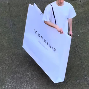 Sacs en papier géants de luxe surdimensionnés pour défilés de mode, avec logo <span class=keywords><strong>personnalisé</strong></span>, pour la vente au détail de vêtements, sacs en papier personnalisés pour le shopping - Product Image 1