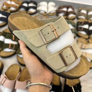 Meilleures ventes en Europe : Sabots <span class=keywords><strong>Birkenstock</strong></span> personnalisés pour <span class=keywords><strong>femme</strong></span> en <span class=keywords><strong>cuir</strong></span> véritable <span class=keywords><strong>Arizona</strong></span>, daim de vache, fourrure, semelle en liège et soutien de la voûte plantaire - Product Image 1