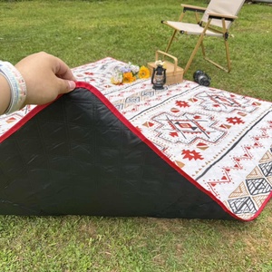 Coperta da Picnic Pieghevole Impermeabile Riciclata con Cinghia Personalizzata e Design Stampato, Tappetino da Picnic in Plastica, Lussuoso Tappeto da Gioco per Bambini - Product Image 3