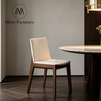 Chaise de salle à manger en bois massif de style moderne et simple, avec revêtement en tissu blanc pour restaurant et café