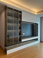 Mueble de TV Moderno con Estantes Abiertos LED y Cajones, en Dos Tonos Blanco y Nogal, para Sala de Estar