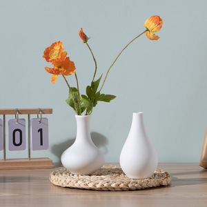 Nouvel ensemble de cinq vases à bourgeons en céramique blanc uni, style Art déco minimaliste, décoration d'intérieur, vases en porcelaine, 2024 - Product Image 3