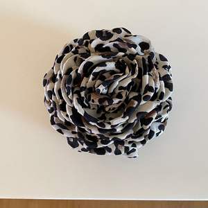 กิ๊บติดผมลายจุดเสือดาวสไตล์ฝรั่งเศสสำหรับผู้หญิง กิ๊บติดผมรูปดอกกุหลาบแบบปรับแต่งได้ - Product Image 5