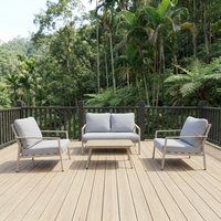 Ensemble de conversation moderne d'extérieur 4 pièces en aluminium beige clair avec table basse en bois de bouleau et causeuse rembourrée gris doux, 2 fauteuils individuels