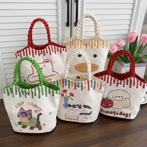 กระเป๋าผ้าแคนวาสพิมพ์ลายการ์ตูนน่ารัก Besto Custom Fashion กระเป๋าสะพายไหล่ขนาดเล็กสำหรับผู้หญิง กระเป๋าใส่อาหารกลางวันสำหรับนักเรียน พร้อมหูหิ้วแบบถัก - Product Image 5