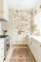 Vermonhouzz Armoires de cuisine modernes sur mesure en deux tons vert matcha et blanc sans poignées en forme de L avec armoire murale en verre cintrée