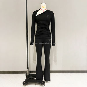 Maßgeschneidertes Damen-Set: Schlanke, asymmetrische Kurzarm-Bluse mit Falten und bestickte, ausgestellte Hose – Zweiteiliges Yoga-Set für den Alltag, Skinny Fit - Product Image 2