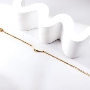 Pulsera de Cadena para Mujer de Acero Inoxidable con Baño de Oro de 18K de Alta Calidad, Estilo Geométrico con Cruz y Lazo, Dijes Modernos - Product Image 4