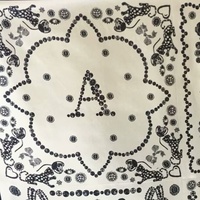 Syal Sutra Mulberry 100% Desainer Wanita, Hitam Putih Motif Alfabet Geometris, Mewah dengan Pinggiran Kontras, Bentuk Persegi 53x53cm, Lembut di Kulit