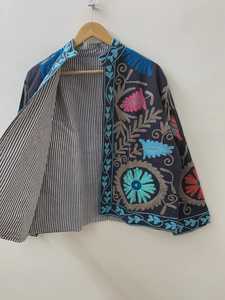 Chaqueta Azul Bohemia de Terciopelo con Bordado Suzani, Chaqueta Corta Japonesa de Primavera, Hecha a Mano, Regalo para Ella, Talla Única, Boutique India - Product Image 6