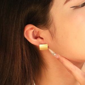 Boucles d'oreilles clous Huggie pour femmes, style punk, larges, lisses, géométriques, en acier inoxydable plaqué or 18 carats, hypoallergéniques, inaltérables - Product Image 1