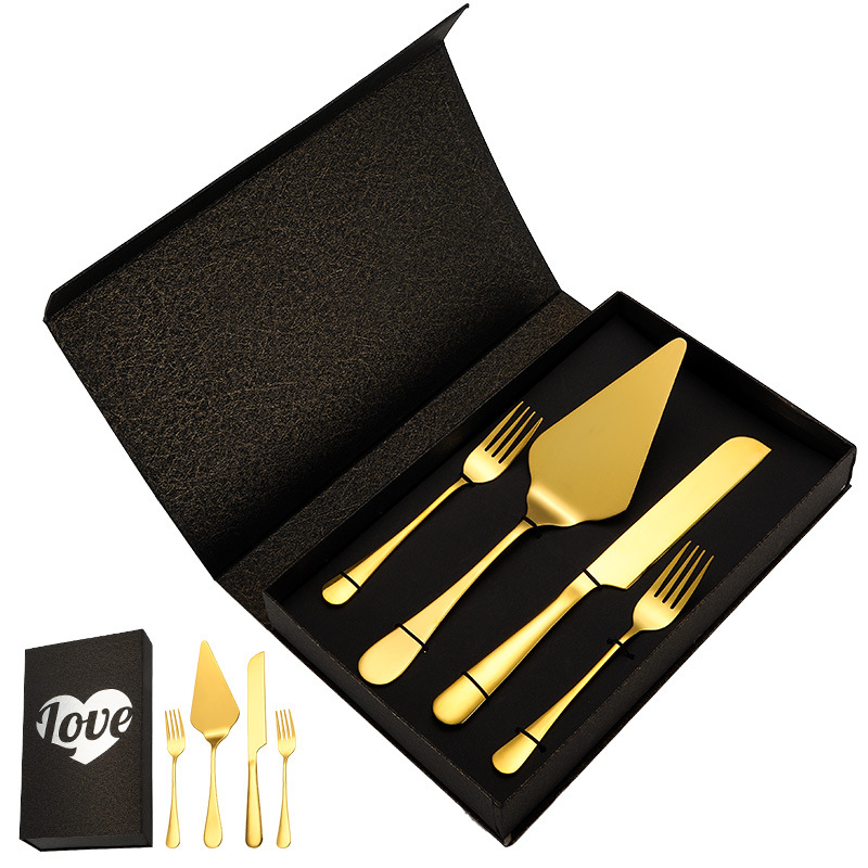 Ensemble de quatre pièces couteau à gâteau, spatule et fourchette dorés