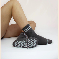 Chaussettes antidérapantes en coton à prise brodée pour femmes Pilates au design personnalisé Chaussettes antidérapantes pour le yoga Pilates