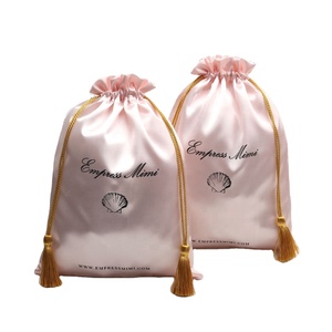 Pochette de luxe en satin pour cosmétiques et parfums avec pompon, logo personnalisé imprimé, sac cadeau en satin à cordon de serrage - Product Image 1